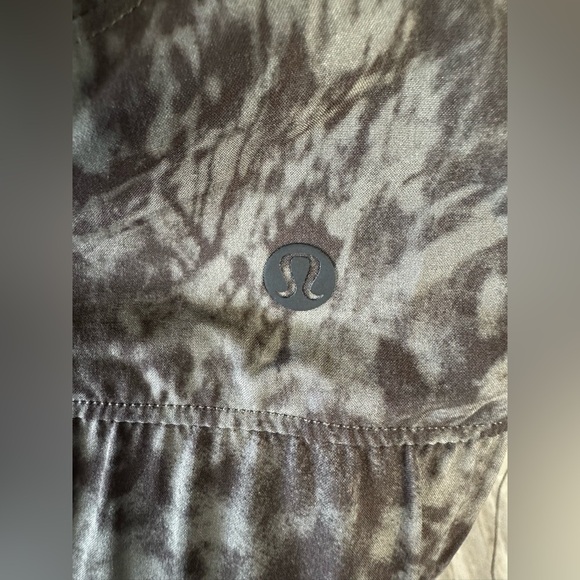Lululemon Bombs Away Jacket
Black / Summer Shade Medium Olive Dark‎ Olive size 8 - Picture 4 of 10
